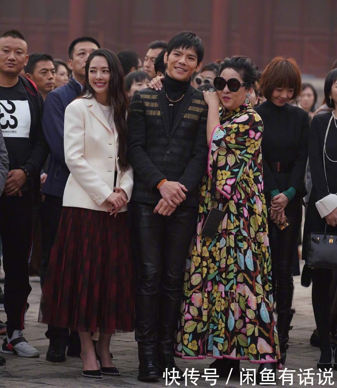 衣服|62岁向太胖得坦荡,穿“花衣服”配珠宝挺时髦,阔太太也是洋气人