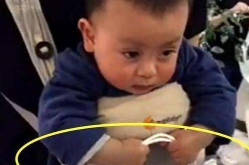 小宝宝|太可爱啦, 2岁宝宝帮妈妈提袋子, 哪怕再困也不能放开手里的重任