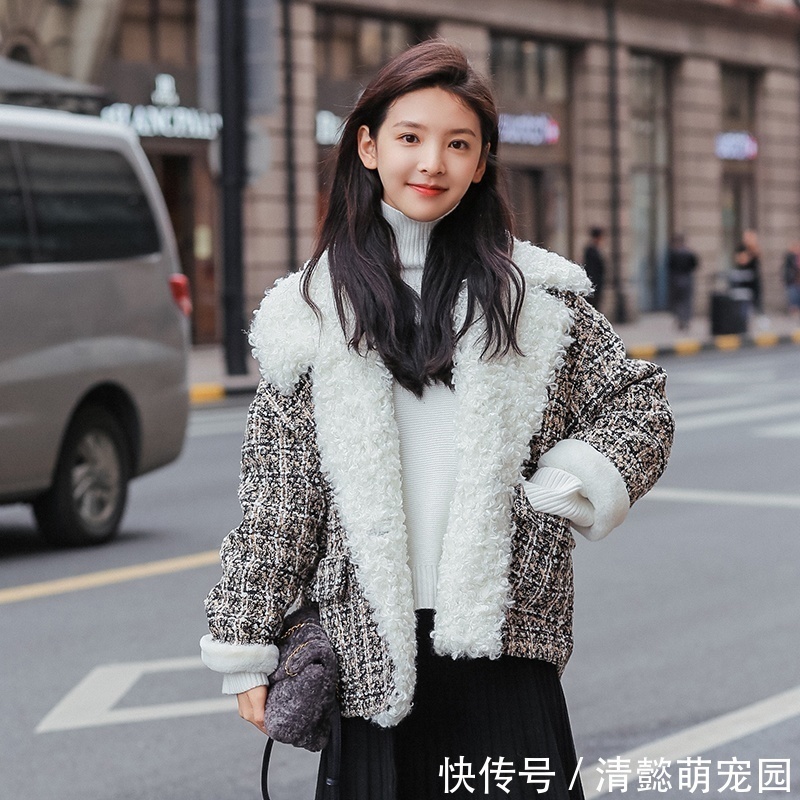 女人味 今年流行这么穿:羊羔毛外套阔腿裤,配短靴,别说,简直美上天