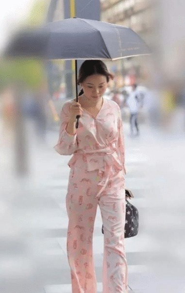 街拍阿姨为了时尚，穿件粉色“睡衣”就出门，瞬间年轻了20岁