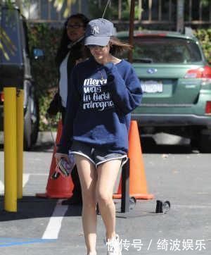 女人不管奔几,卫衣多穿4个“显白色”上身减龄显气色