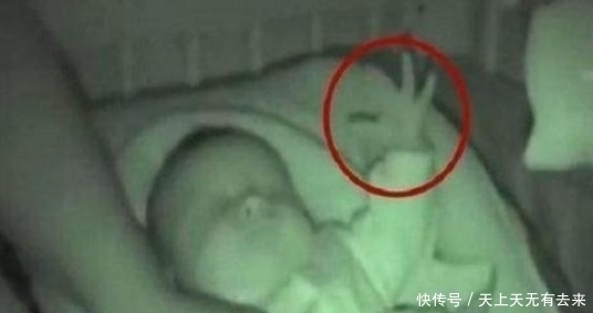 满月|满月婴儿深夜饿醒，吃奶的时候再次睡着，下一刻妈妈不淡定了