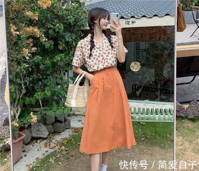 小白裙|今夏流行“碎花衬衫和半裙”，这3个穿搭思路，轻松美一整夏！