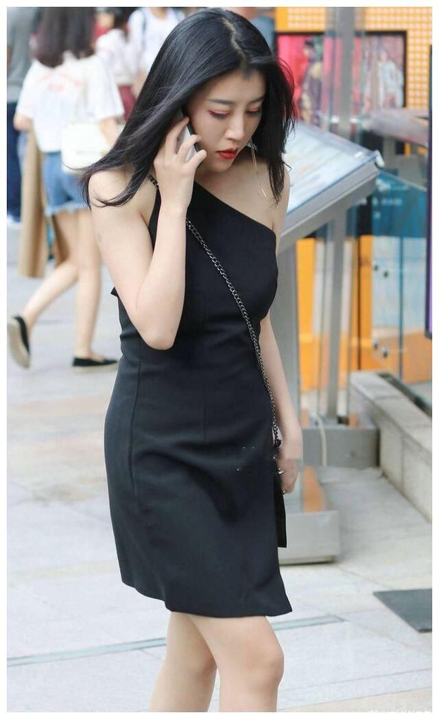 身姿|街拍美女：穿黑色连衣裙搭配黑色高跟凉鞋，展现曼妙身姿