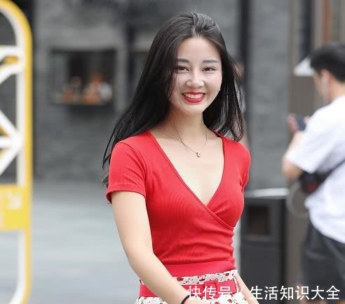 街拍穿碎花裙的长腿美女,优雅又温柔!