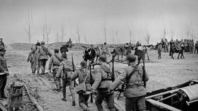 棉衣|抗战时我军物资稀缺,那为何缴获日军棉服不直接穿?而是选择烧掉