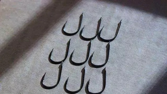 野钓鲫鱼用几号鱼钩合适？原来很多钓友都用错了，难怪“空军”