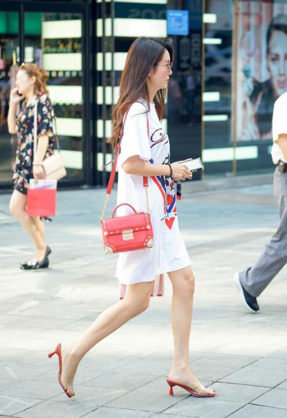  小姐姐|街拍：端庄典雅的小姐姐，丰腴身材前凸后翘，迷人气质非常吸睛