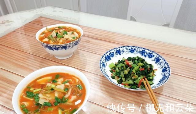 北方人离不开面食,天冷更想吃面食,就爱喝这口鲜香的热汤!