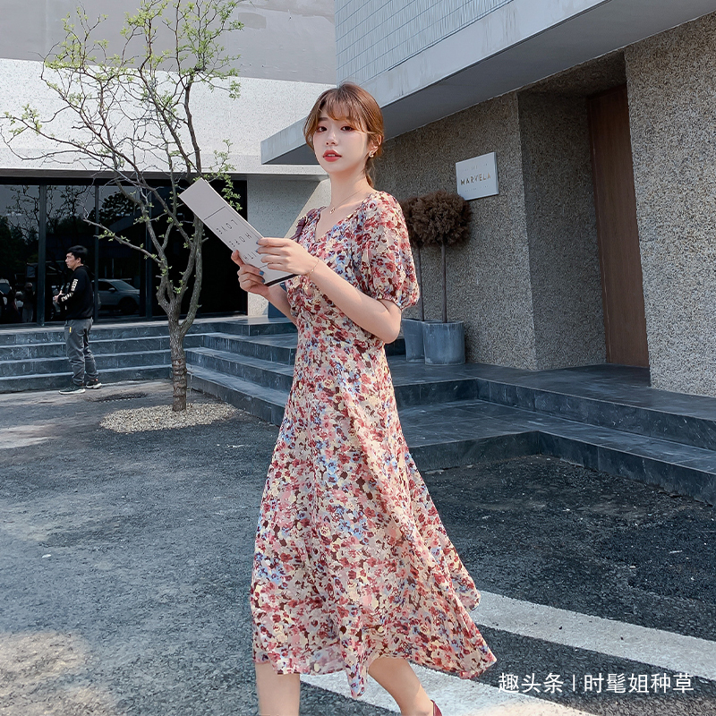 小碎花 穿碎花裙不要跟风,注意3个小细节,能显得更有活力,多一些洋气