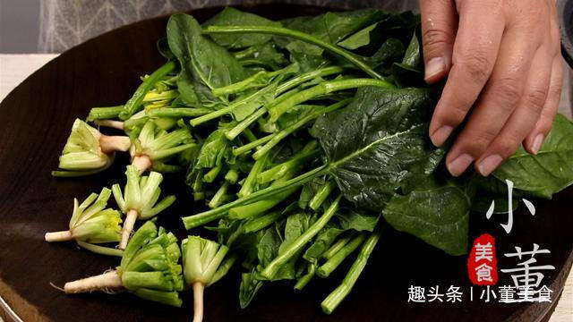 一道家常千张炒菠菜，清淡少油，步骤简单，特地道的农家菜