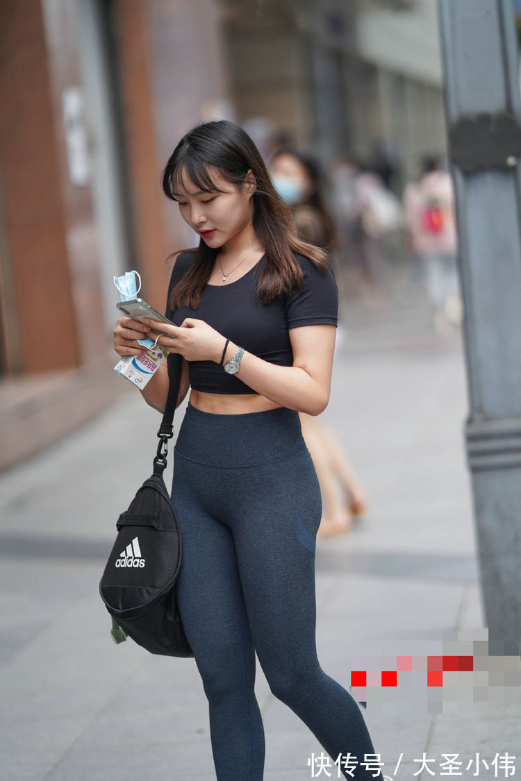 美女|美女街拍:牛仔短裤青春活力,搭配白色体恤简约又温柔的感觉就出来,很漂亮