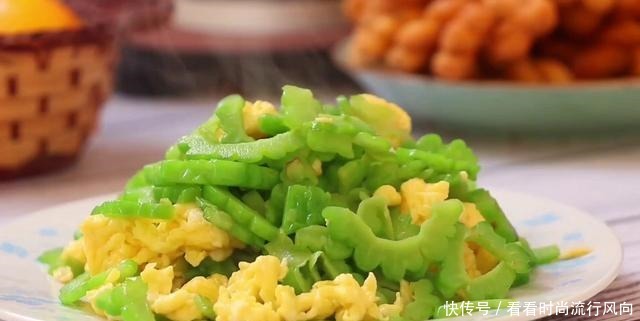 苦瓜炒鸡蛋最美味做法,鸡蛋嫩滑,苦瓜也不苦,营养又好吃