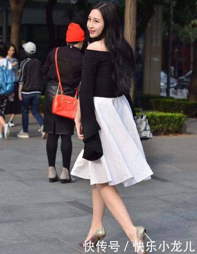 曼妙|穿搭橘色的碎花连衣裙,有一种婀娜曼妙的感觉