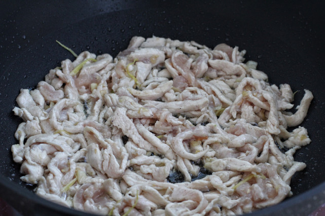 减肥期|水煮鸡胸食同嚼蜡,搭配芦笋一起炒,脆嫩低脂营养均衡,好吃不胖