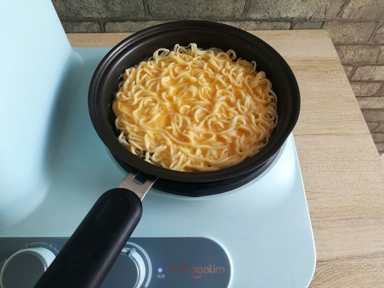 方便面还能煎着吃?带你解锁泡面的新吃法,好吃停不下来