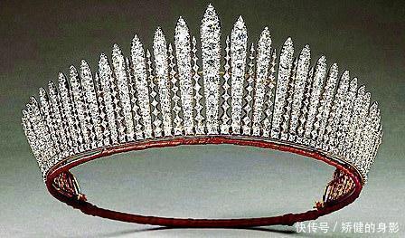 英王室官宣公主婚纱照！戴女王传家宝“流苏皇冠”惊艳，婚纱更绝