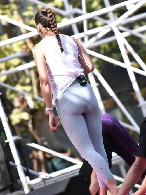 纯白色 黏性瑜伽裤,宽松上衣,简洁,清新,时尚。