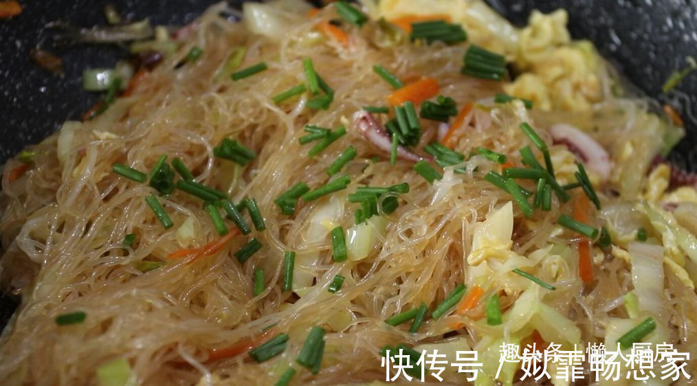 这是海鲜炒米粉的做法，加点它们一起炒，可做菜也可做主食