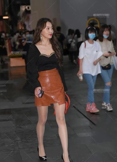 细高跟 “皮裙”搭配细高跟，既能英姿飒爽还能优雅迷人，展现多面魅力