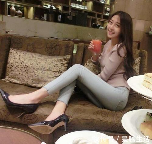 小姐姐|小姐姐穿上牛仔裤，展现魅力风姿，那一刻回眸的温柔最是迷人！