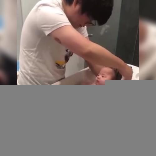 宝宝|亲爸给宝宝洗澡,上演“打水仗”火了,网友老母亲表示太真实了