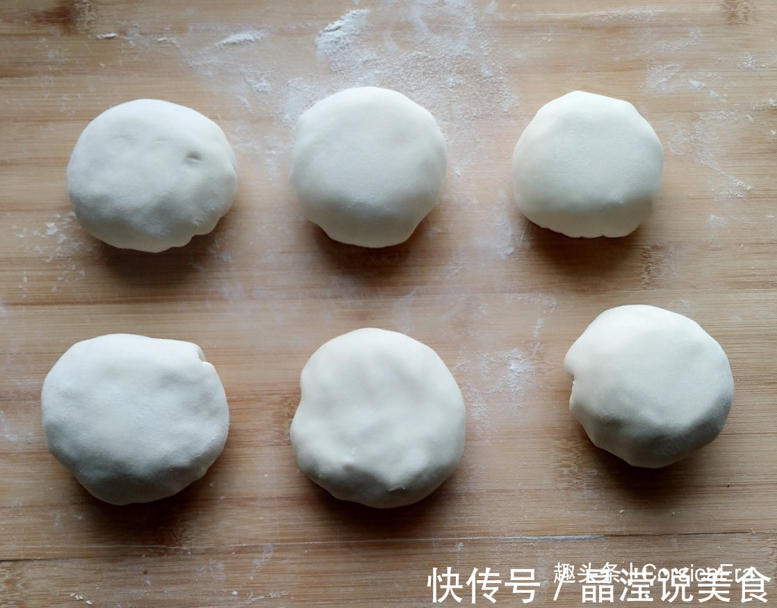 胡萝卜香菇馅饼,颜色金黄,咬一口味道鲜美,香味扑鼻