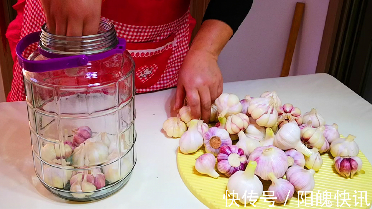腌糖蒜时，直接加醋腌就错了，多加这1步，腌好后不辣心、不伤胃