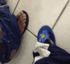 |搞笑GIF:不小心把钥匙忘车里面了,选择了一个最小的臂力砸碎了。