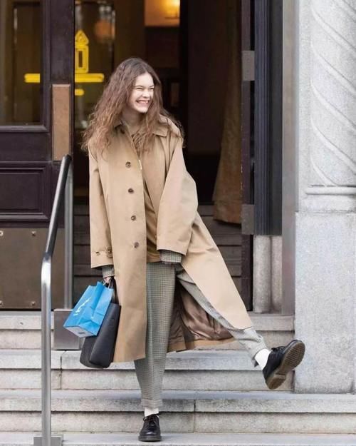 今冬,火了一款裤子叫:毛呢裤,配大衣气质又高级,谁穿谁好看