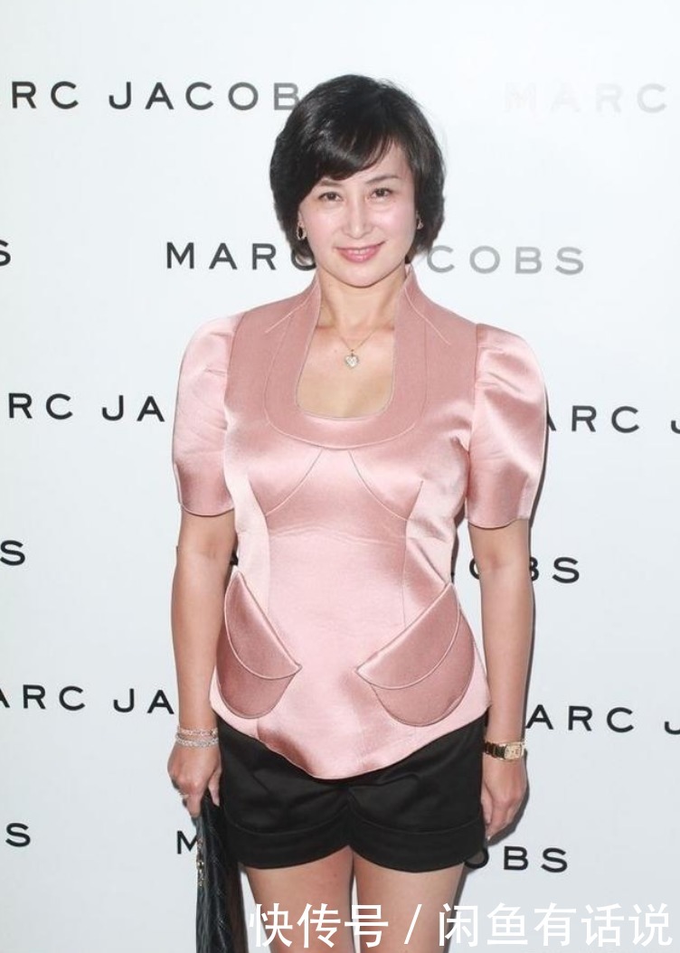 热裤|何超琼有豪门底蕴,穿“芭比粉”上衣也不俗气,搭配热裤美成贵妇