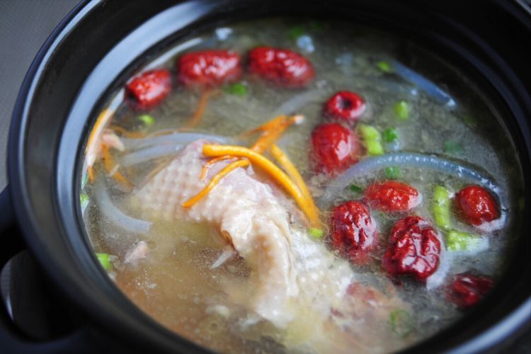 炖鸡汤,记住“4放2不放”技巧,汤汁鲜美鲜亮,鸡肉嫩滑不腥