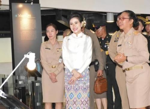 泰国贵妃娘娘好威风!下台阶都有宫女搀扶,比苏提达王后会享受