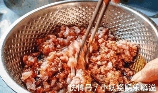 调饺子馅只会放盐?难怪不好吃,放3种调料,饺子才鲜香多汁!