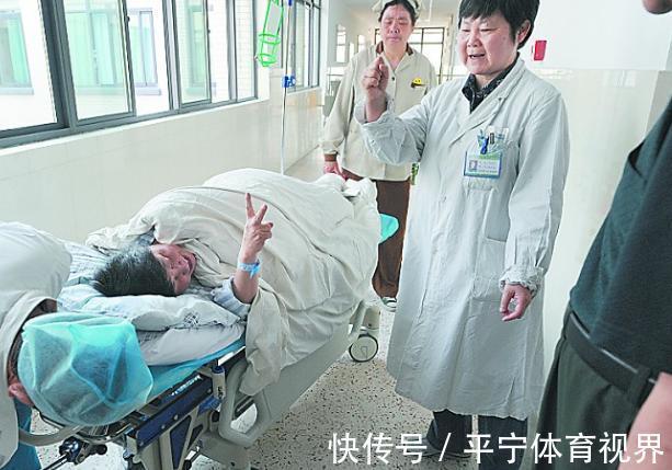 孝顺|男孩陪46岁妈妈待产，被医生夸赞孝顺，孕妈：他是宝宝的爸爸