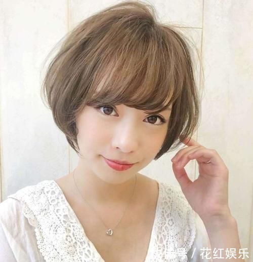 小卷 什么发型减龄又时尚?试试这三种柔卷发,简单随意又显皮肤白