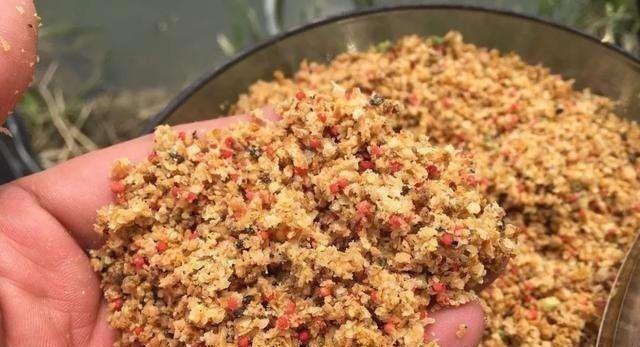 鲫鱼最爱吃的饵料不在渔具店，而在菜市场，这三样东西混合就可以