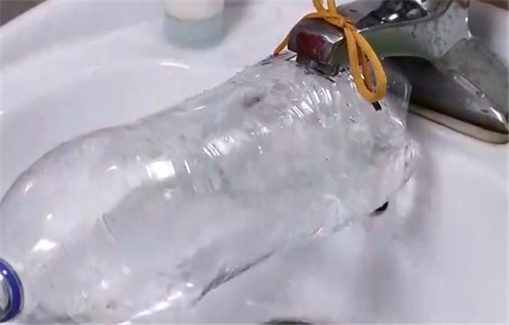 水龙头|塑料瓶简单割几刀，放在卫生间里，完美解决了经常遇到的大难题