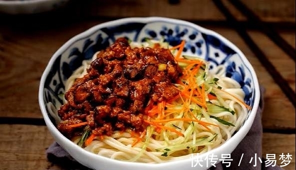 香菇|酱拌面不会调酱?3种食材炒一炒,放上2丝更清香