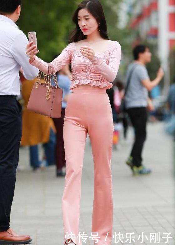 少女感 茫茫人海一眼就发现了这位美女,非常自信的气质美女,是我喜欢的