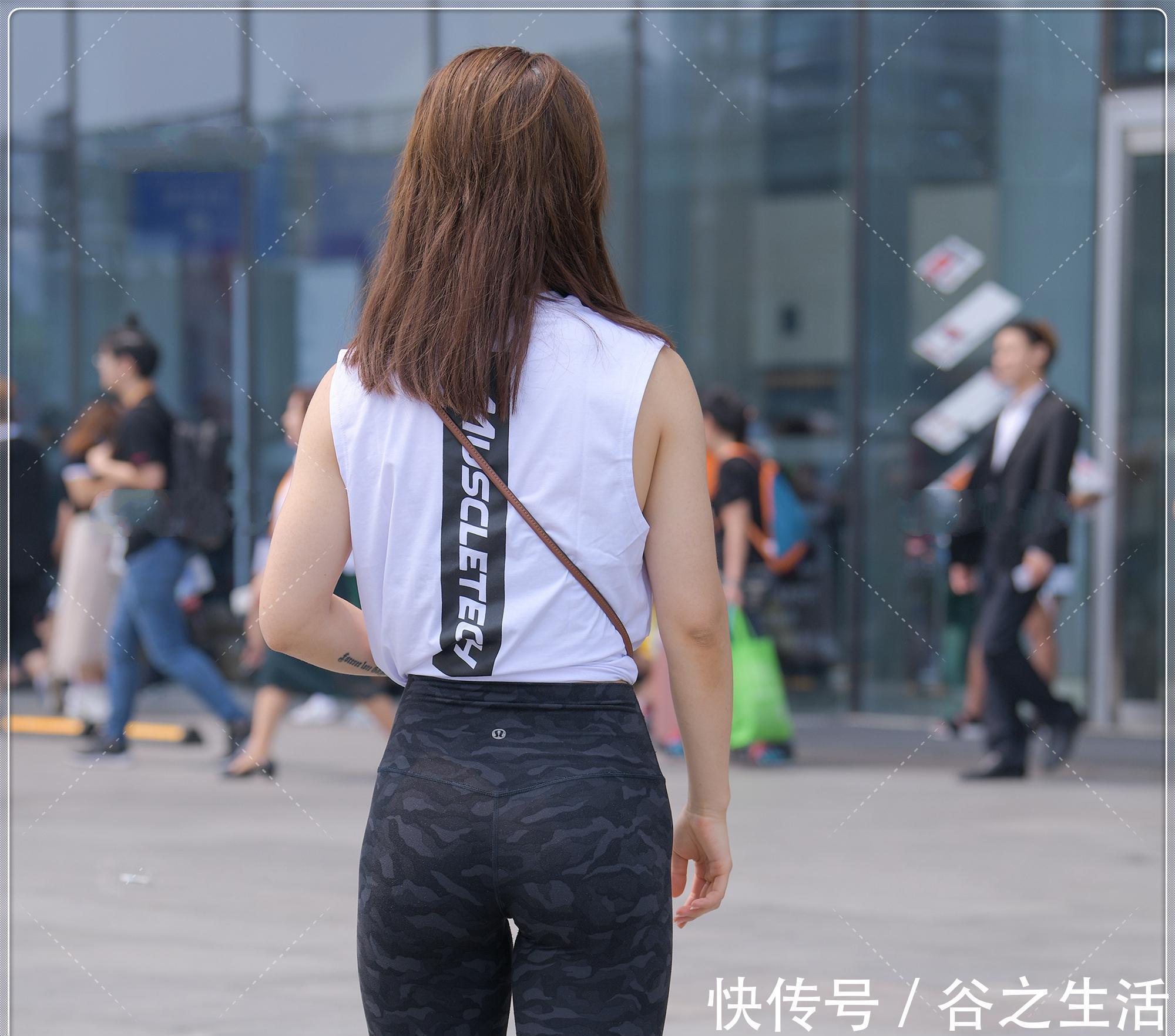 背心 白色无袖圆领背心,黑色健身裤搭配复古包包,这身搭配酷范十足