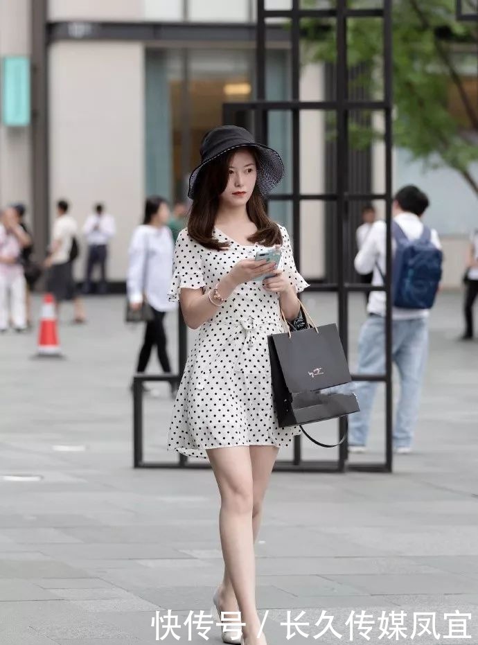 美女脚上一双白色的尖头高跟鞋,凸显出她的高挑的姿态