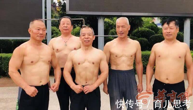 广场|西安平均年龄50岁的“老小伙”相聚广场健身每人都有拿手动作