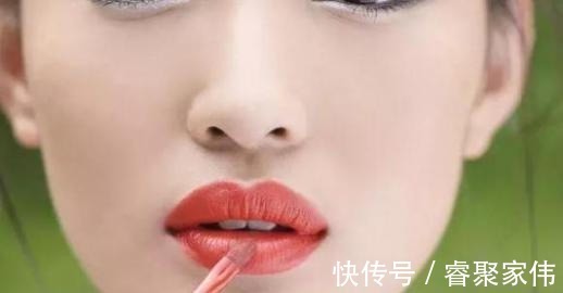 唇部 涂口红的3个“低级错误”,八成以上女人都在犯,难怪掉色还沾杯