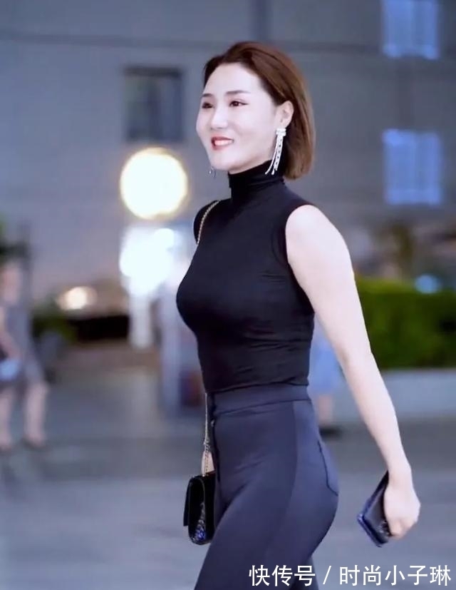 黑色 无袖黑色T恤,搭配同色修身阔腿裤,尽显出青春靓丽的风采