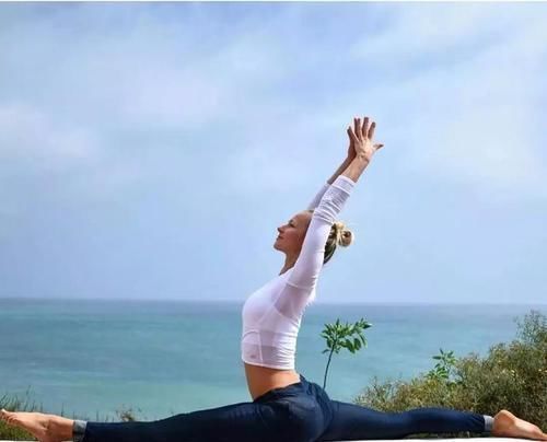 j她们用瑜伽告诉你,美丽与年龄无关,什么时候开始都不晚