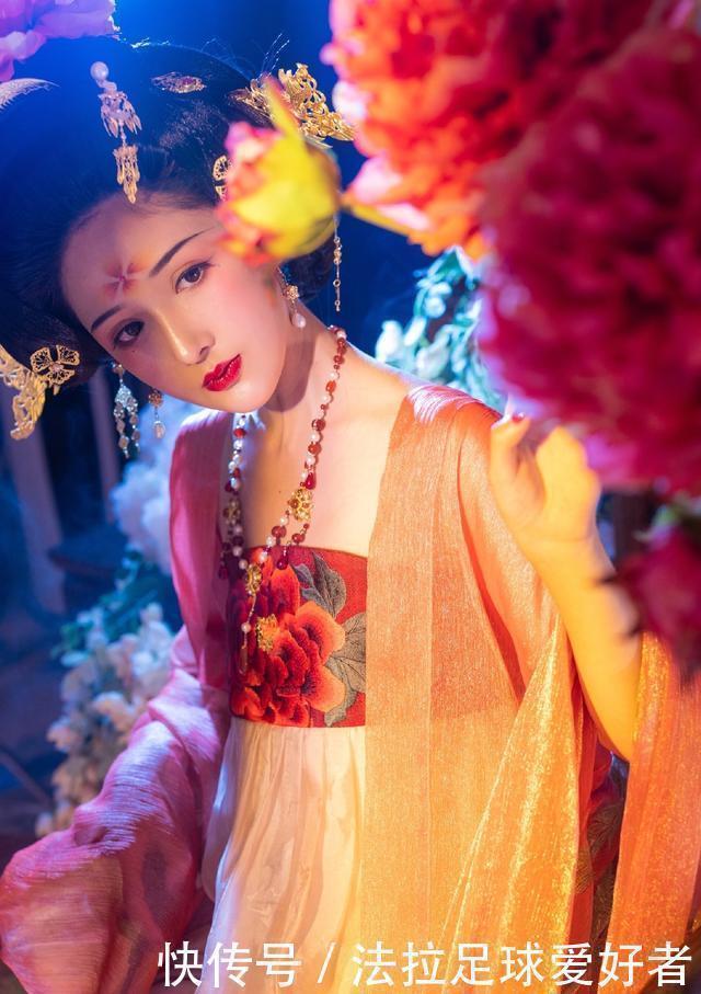 汉服!本以为明制汉服够美了,直到看见“贵妃风”,才知道何为雍容华贵