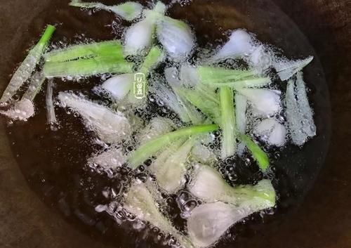 没鱼没肉也没有青菜，只有青葱一把小面二两，这就是惊人的美食