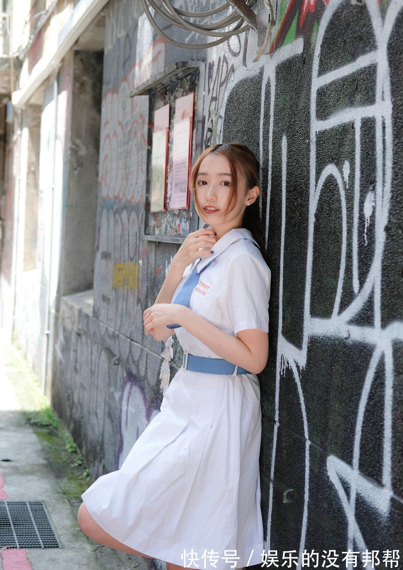 蕾丝|女生都爱衬衫穿搭，配宝蓝色直筒裤，优雅美丽又显迷人气韵