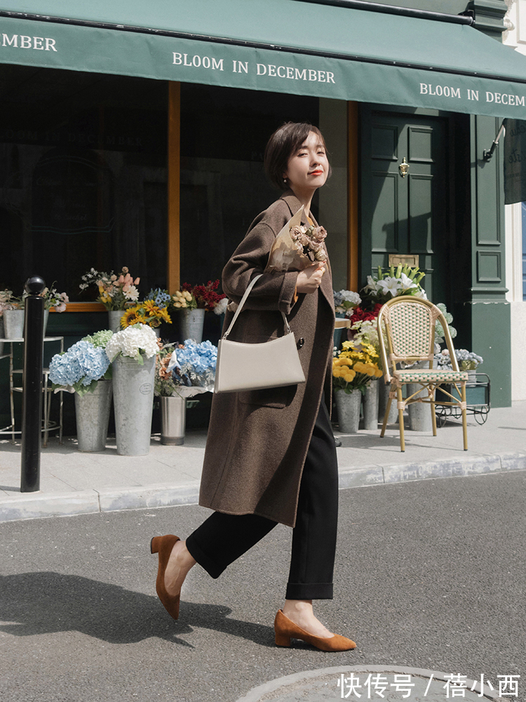 保暖 今年流行“翻领大衣”,比西装保暖比羽绒服显瘦,出街赚足回头率